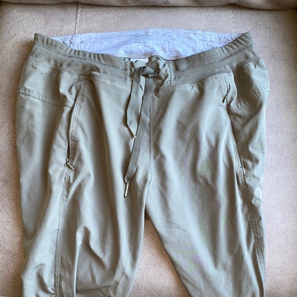Calvin Klein Capri Joggers - Picture 1 of 2